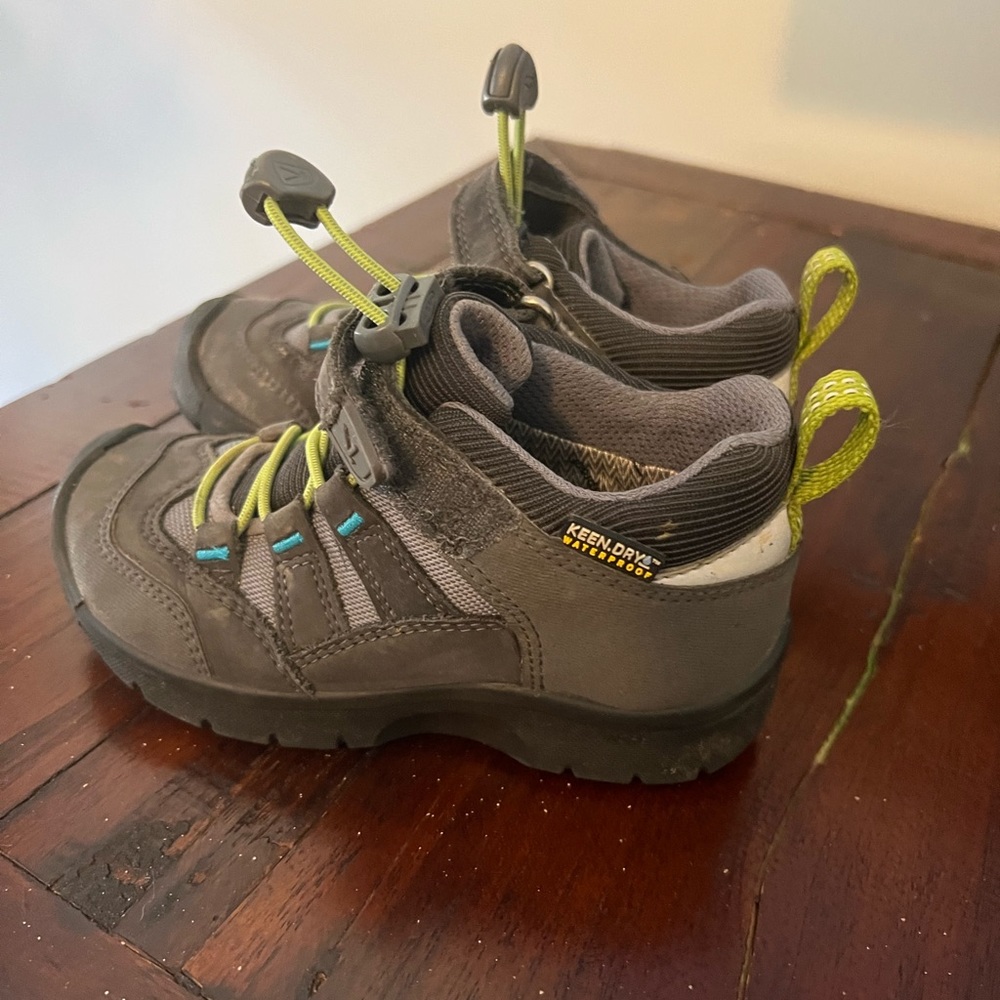 Keen kids waterproof hiking boot, size 9 toddler